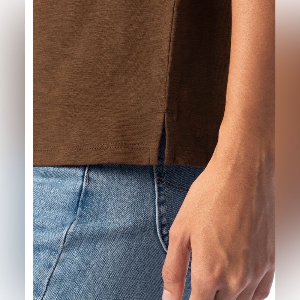 💕5/$15 Classic black Top, cap sleeve , side slit,looks great with white jeans - Picture 10 of 10